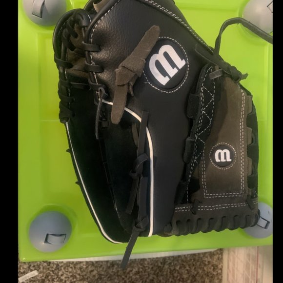 Wilson Baseball Glove 11 1/2 inch, right hand throw - Picture 3 of 3